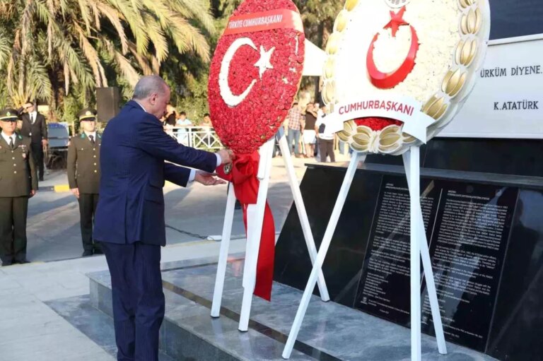 cumhurbaskani-erdogan-kktcde-ataturk-anitina-celenk-birakti-GZ45BYUF.jpg